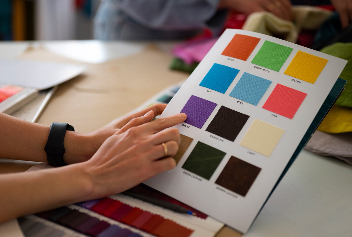 Designer betrachtet die Farbpalette