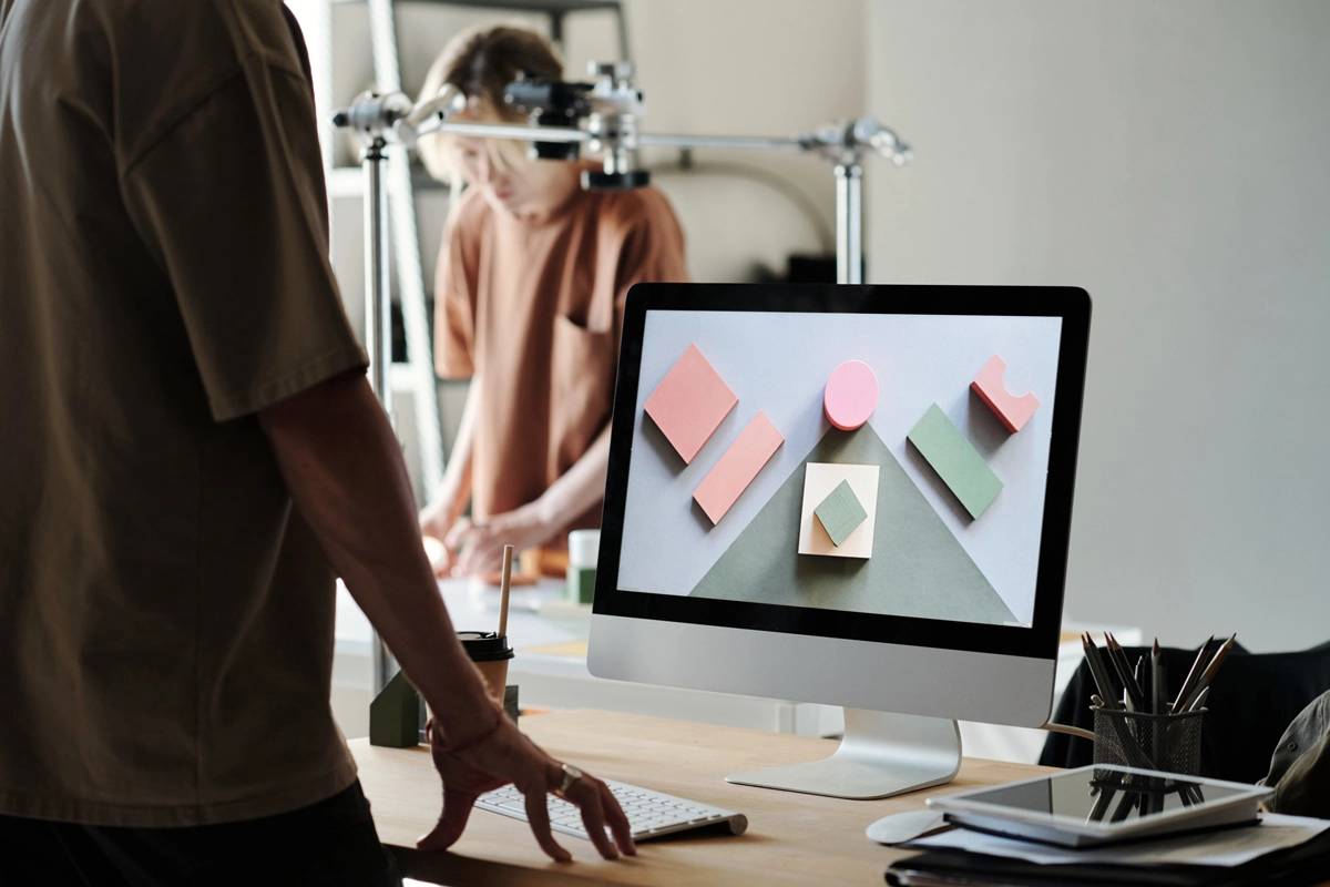 Designer, die am Computer arbeiten