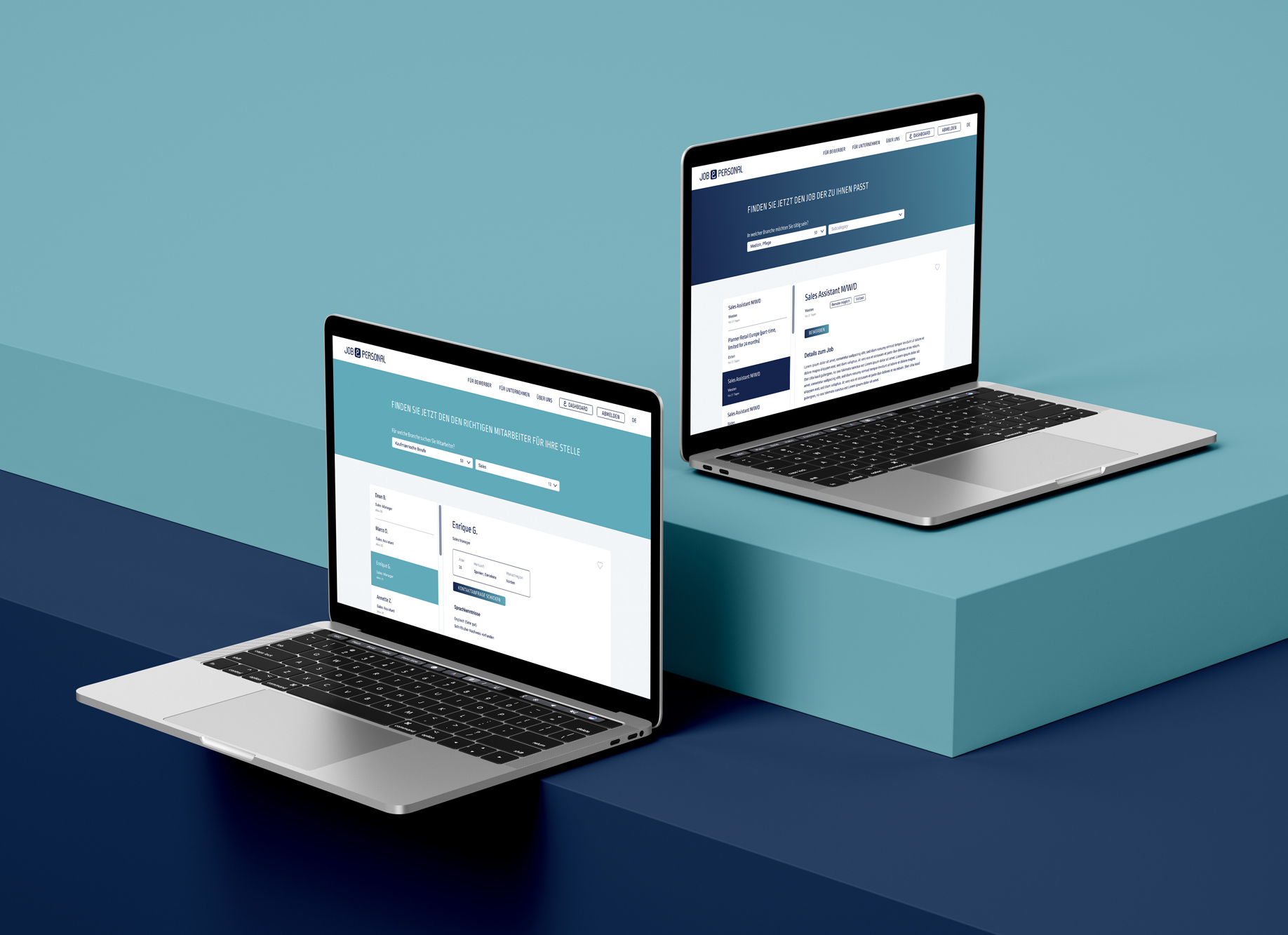 zwei Laptops zeigen die Seite Job&Personal mit blauem Hintergrund