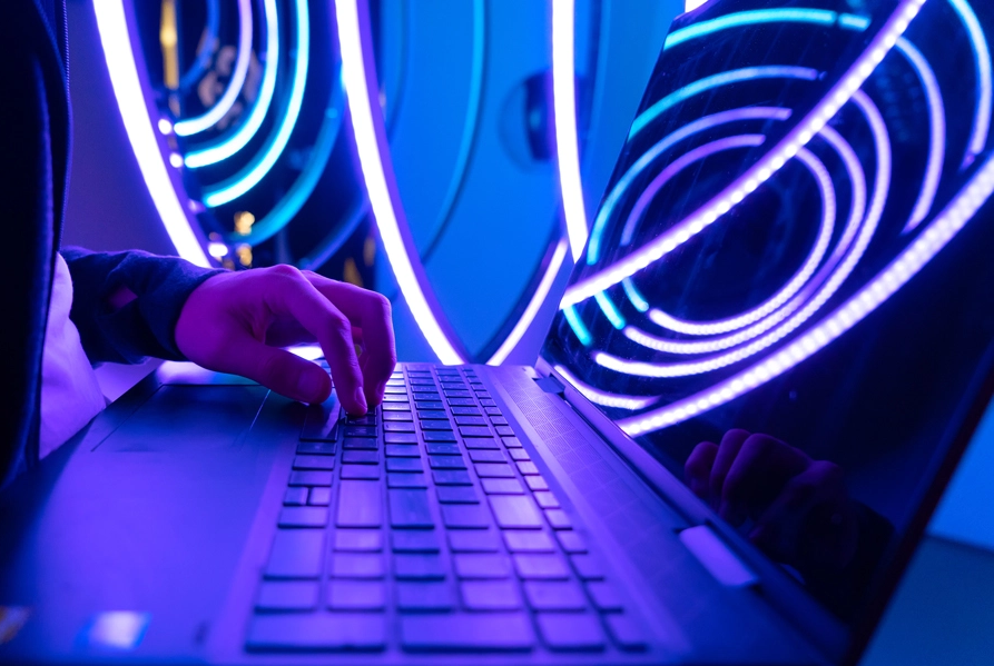 eine Person in einem Raum mit LED-Beleuchtung arbeitet an einem Computer
