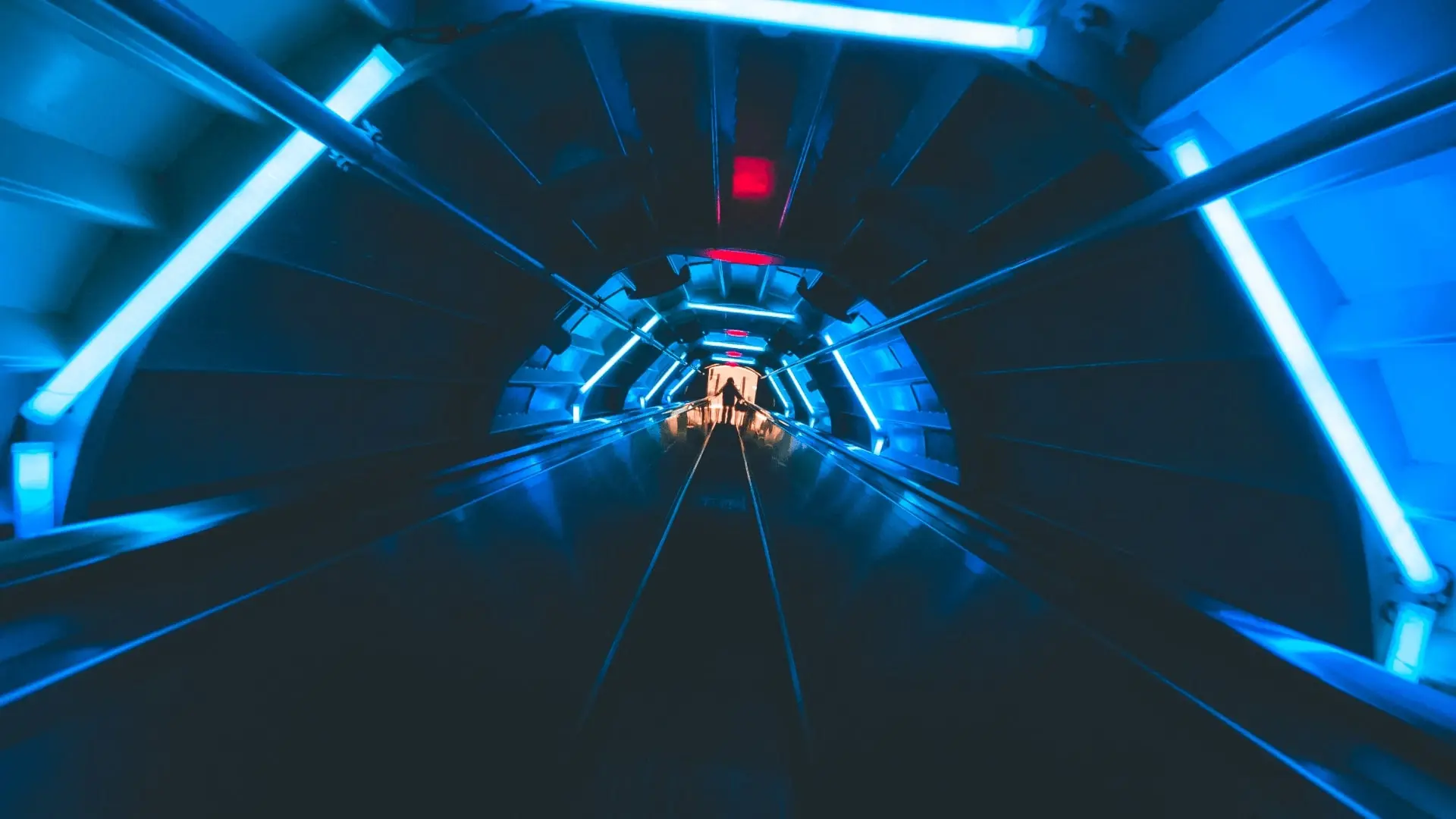 Futuristisch beleuchteter Tunnel mit blauen Neonröhren