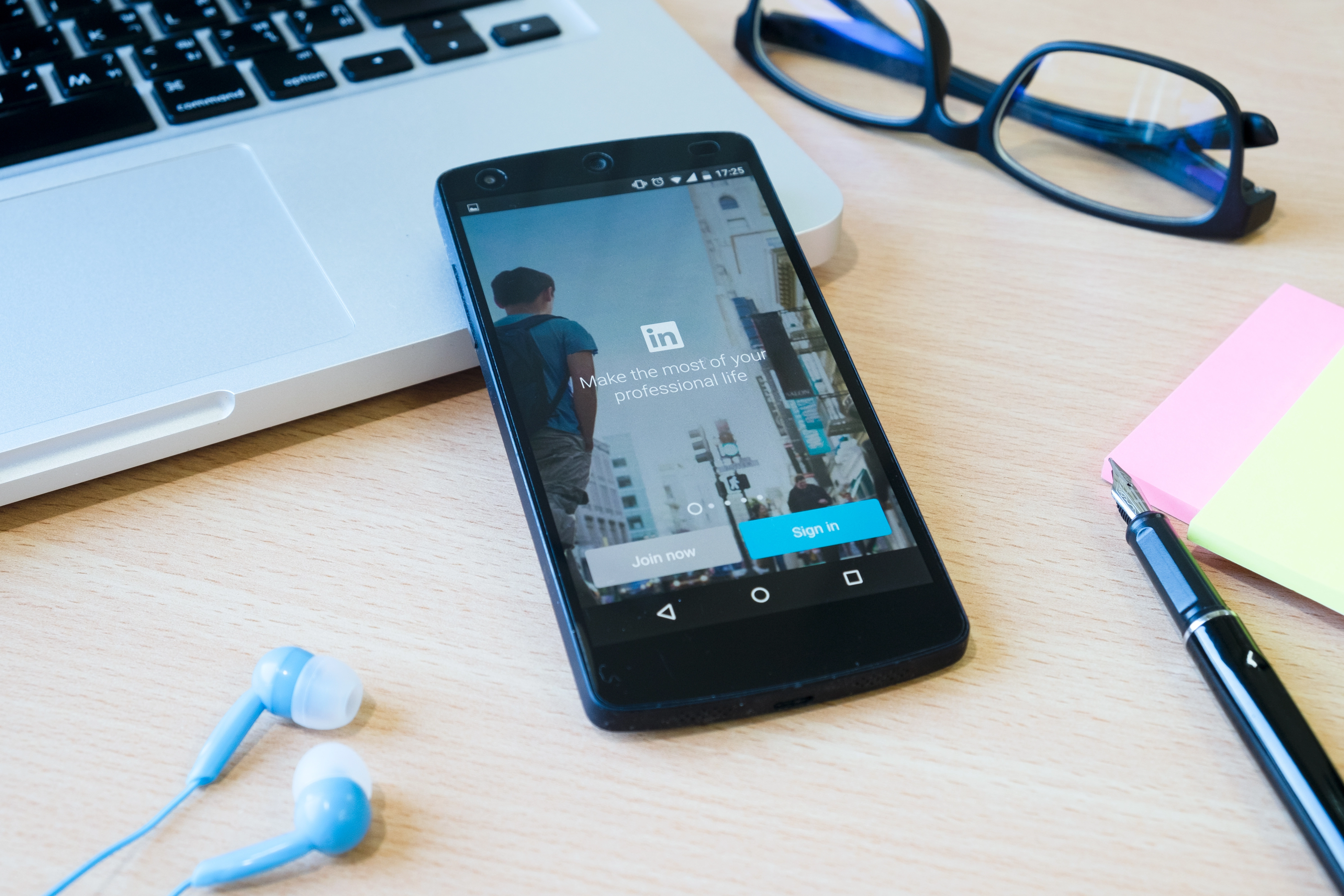 Handy zeigt LinkedIn-Seite an