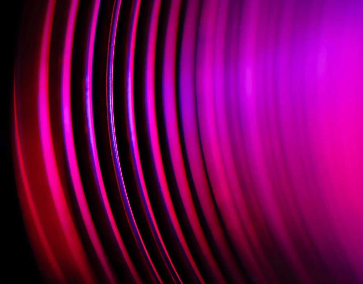 Abstraktes Bild mit violett-roten Lichtreflexen 