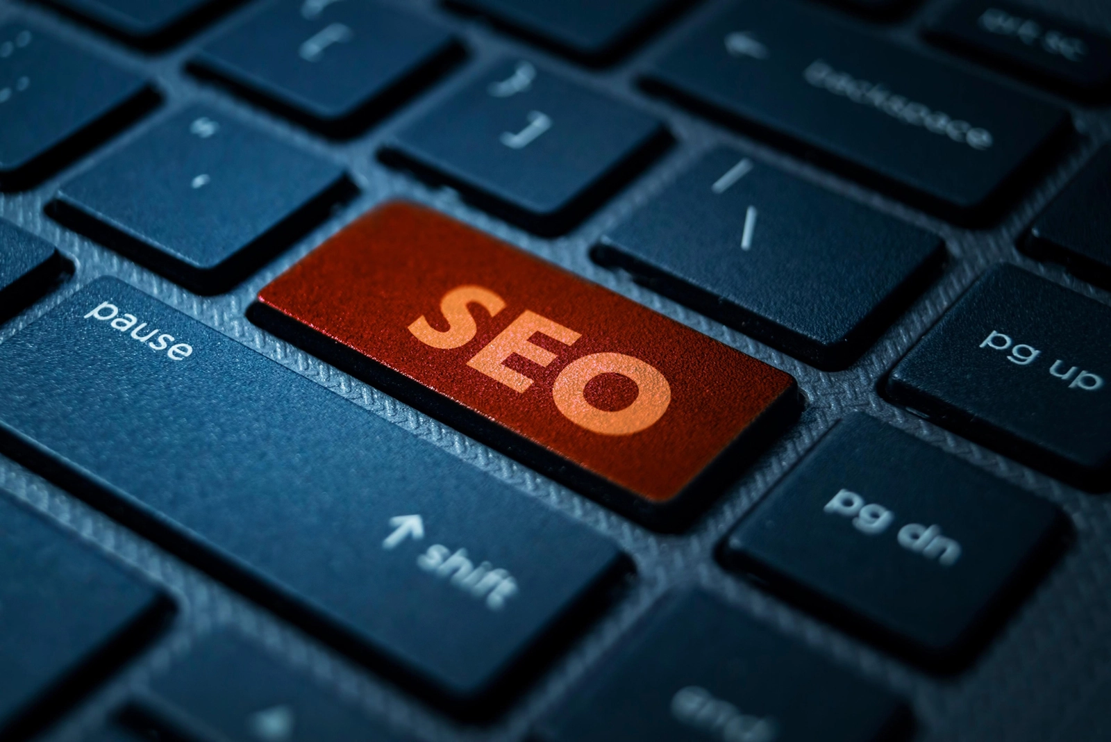 ein orangefarbenes SEO auf Keyboard