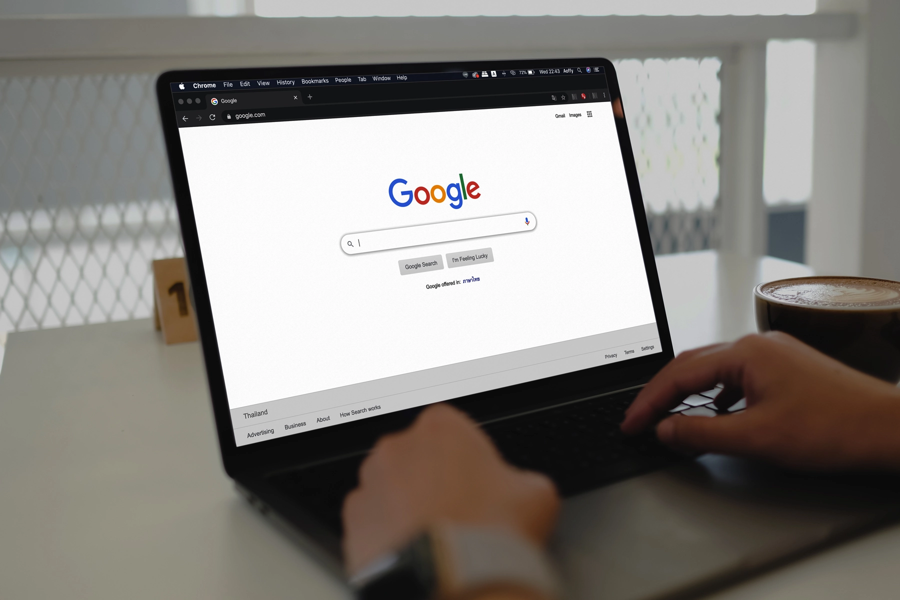 Jemand googelt am Computer